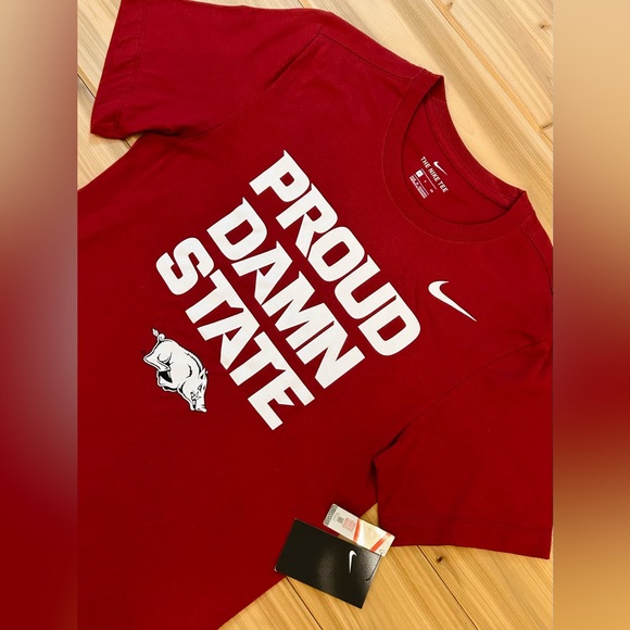 NWT ARKANSAS RAZORBACKS NIKE ATHLETIC CUT TEE CARDINAL RED SIZE SMALL NEW - Picture 5 of 8